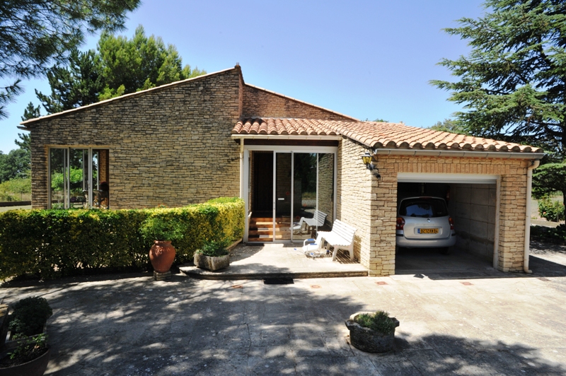 Single-storey villa, 5010 m² of enclosed grounds with views of the Luberon and the Monts de Vaucluse