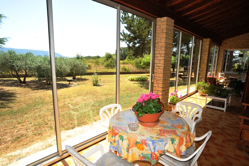 Single-storey villa, 5010 m² of enclosed grounds with views of the Luberon and the Monts de Vaucluse