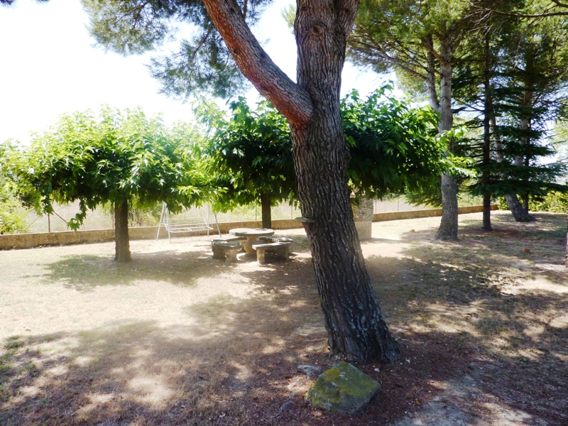 Single-storey villa, 5010 m² of enclosed grounds with views of the Luberon and the Monts de Vaucluse