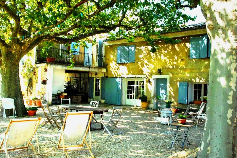 Vaucluse, restored XIXth century farmhouse with pool for sale