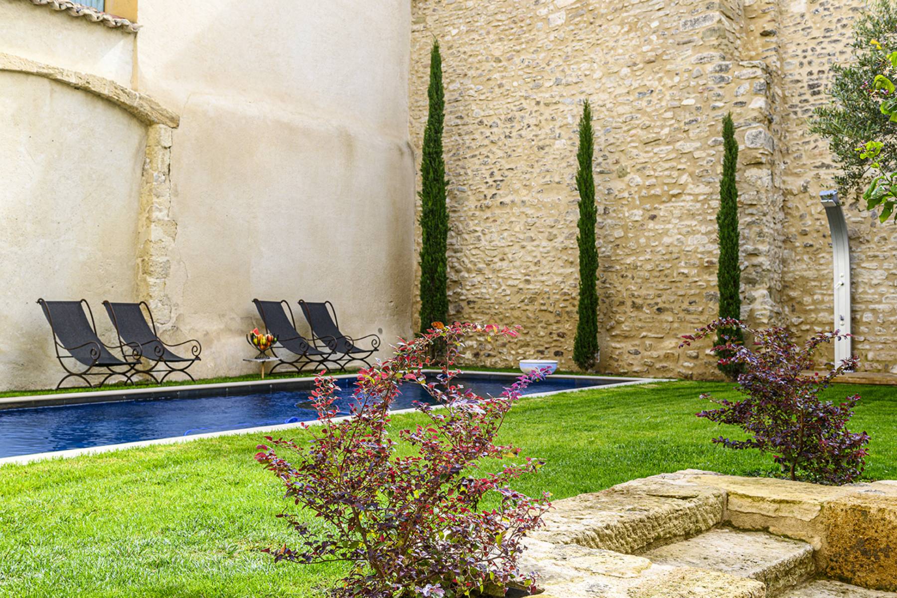Unique High-End Apartment Rental with Terrace in the Heart of L'Isle-sur-la-Sorgue, in a Haven of Peace and Well-Being