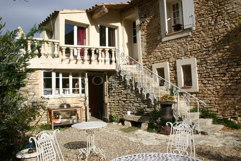 Near Monts de Vaucluse, for sale, renovated old stone XVIthe century house with a park of 3900 m², swimming pool, possibility of B&B