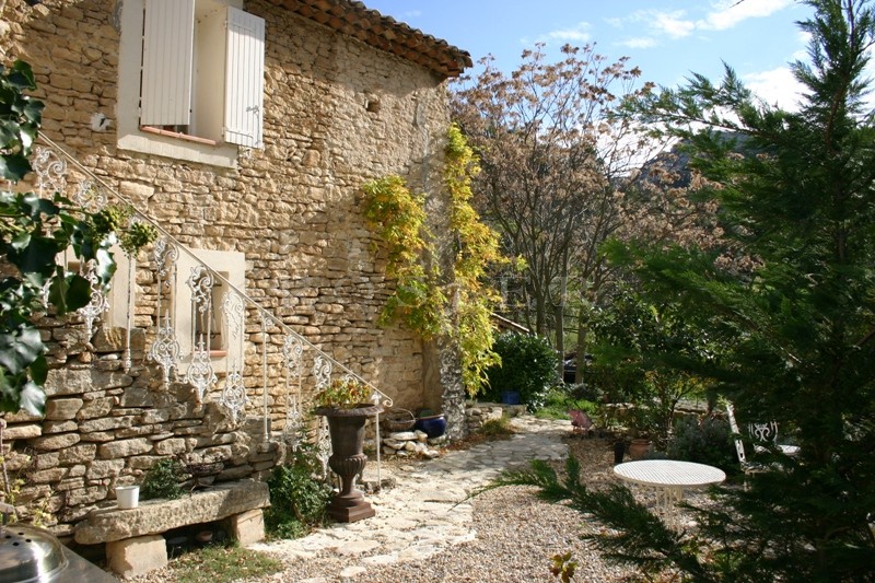 Near Monts de Vaucluse, for sale, renovated old stone XVIthe century house with a park of 3900 m², swimming pool, possibility of B&B