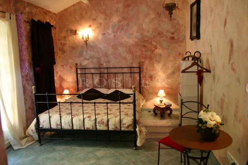 Near Monts de Vaucluse, for sale, renovated old stone XVIthe century house with a park of 3900 m², swimming pool, possibility of B&B