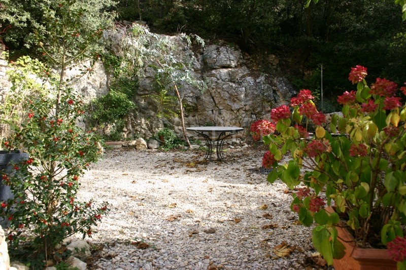 Near Monts de Vaucluse, for sale, renovated old stone XVIthe century house with a park of 3900 m², swimming pool, possibility of B&B