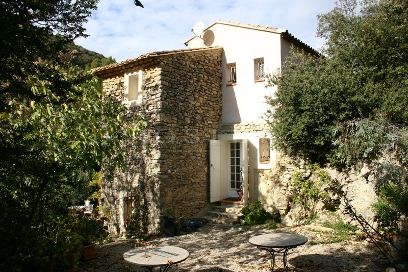 Near Monts de Vaucluse, for sale, renovated old stone XVIthe century house with a park of 3900 m², swimming pool, possibility of B&B