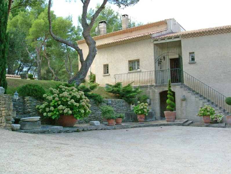 Stone-built house close to Carpentras