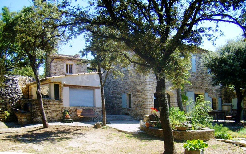 Provence, Gordes, for sale, hamlet house completely restored with outbuildings, on a 3814 m² enclosed plot.