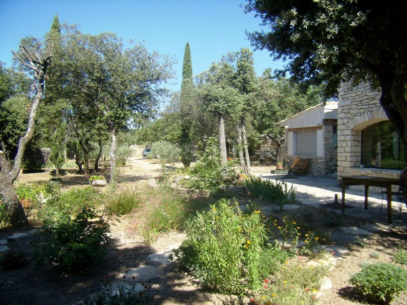 Provence, Gordes, for sale, hamlet house completely restored with outbuildings, on a 3814 m² enclosed plot.