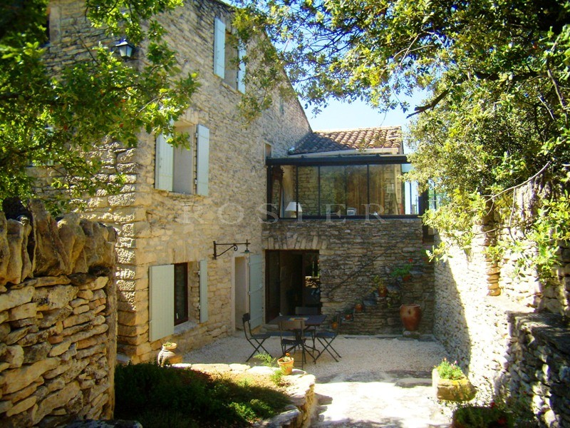 Provence, Gordes, for sale, hamlet house completely restored with outbuildings, on a 3814 m² enclosed plot.