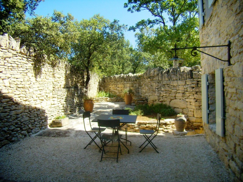 Provence, Gordes, for sale, hamlet house completely restored with outbuildings, on a 3814 m² enclosed plot.