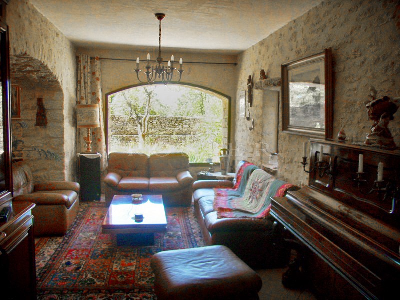 Provence, Gordes, for sale, hamlet house completely restored with outbuildings, on a 3814 m² enclosed plot.