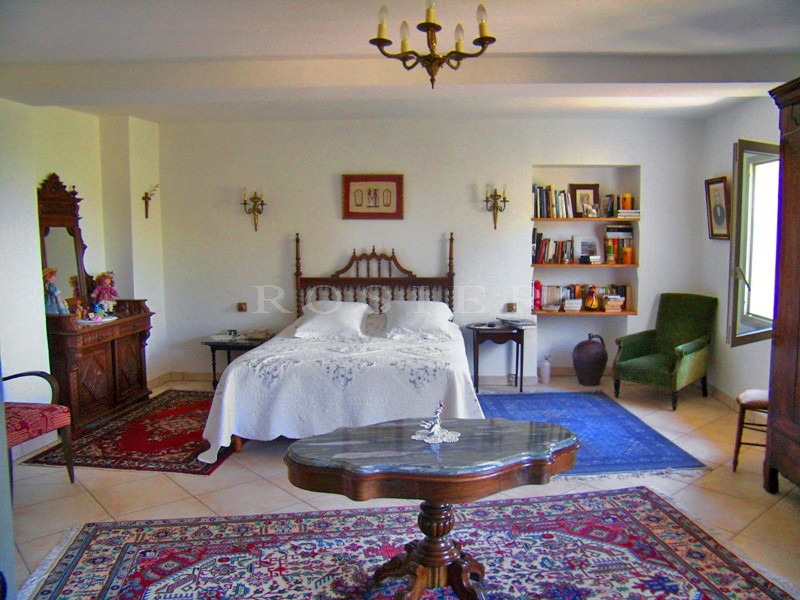 Provence, Gordes, for sale, hamlet house completely restored with outbuildings, on a 3814 m² enclosed plot.