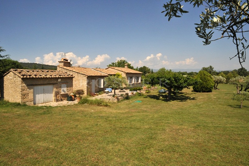 Stone house in Gordes on 9512 m² of charming land