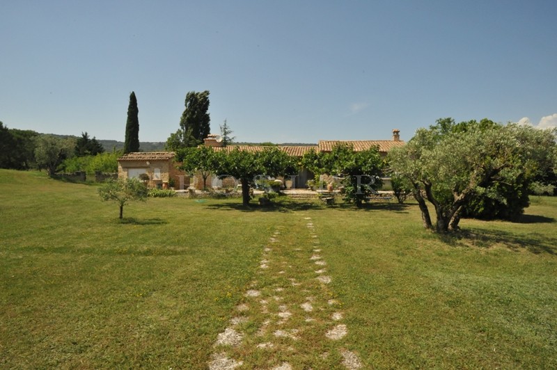 Stone house in Gordes on 9512 m² of charming land