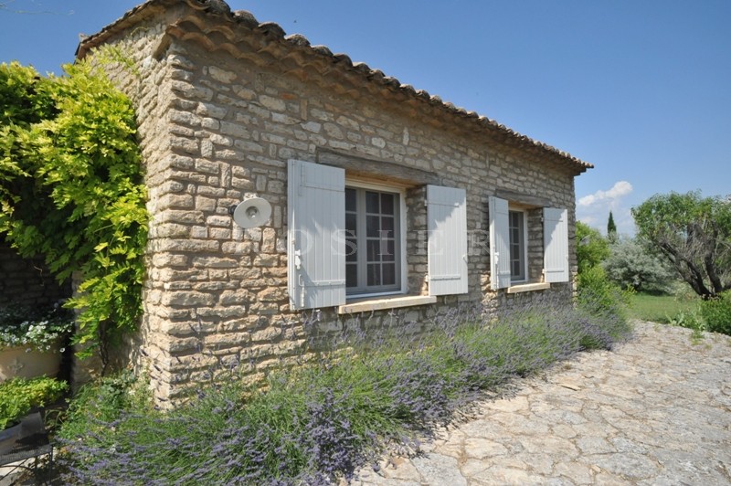 Stone house in Gordes on 9512 m² of charming land