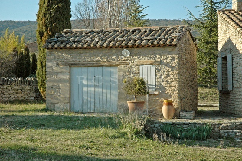 Stone house in Gordes on 9512 m² of charming land