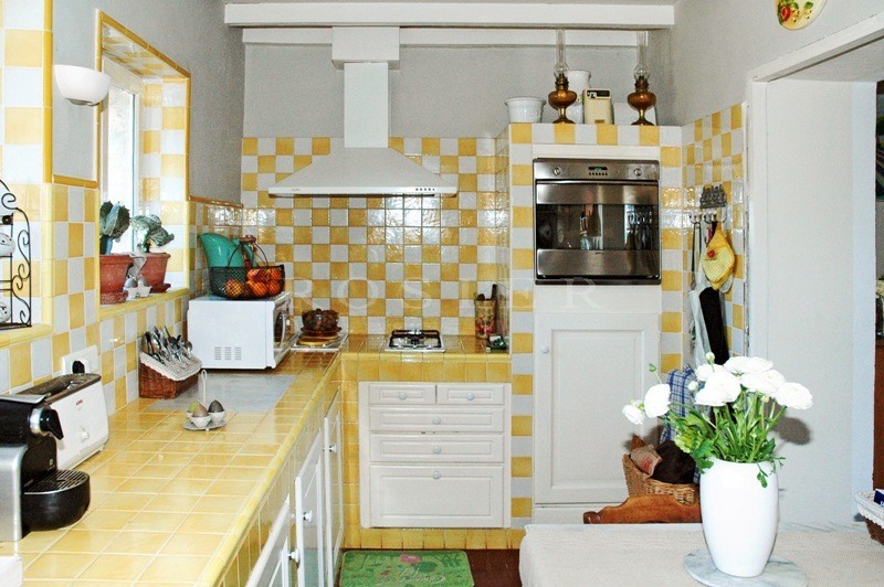 Stone house in Gordes on 9512 m² of charming land