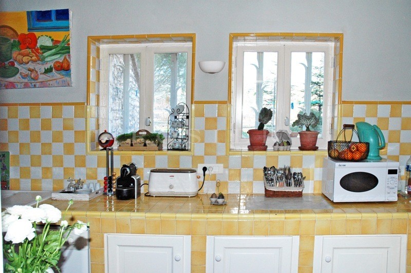 Stone house in Gordes on 9512 m² of charming land