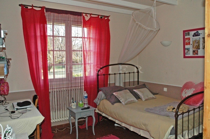 Stone house in Gordes on 9512 m² of charming land