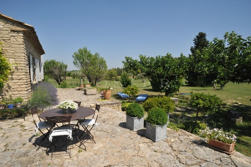 Stone house in Gordes on 9512 m² of charming land
