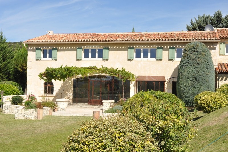 Beautiful family home of 3 buildings close to the Luberon's listed villages