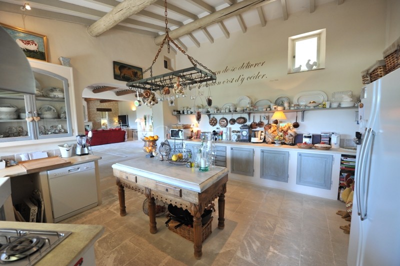 Beautiful family home of 3 buildings close to the Luberon's listed villages