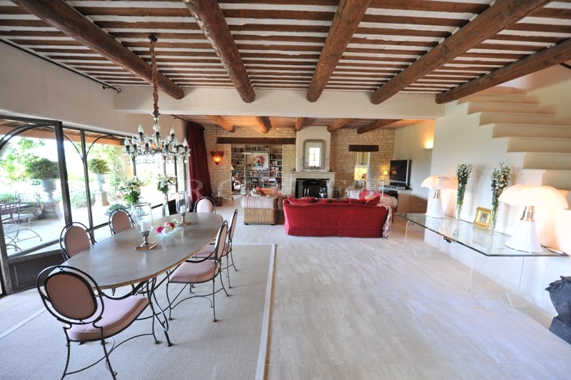 Beautiful family home of 3 buildings close to the Luberon's listed villages