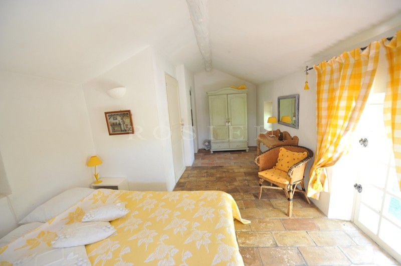 Beautiful family home of 3 buildings close to the Luberon's listed villages