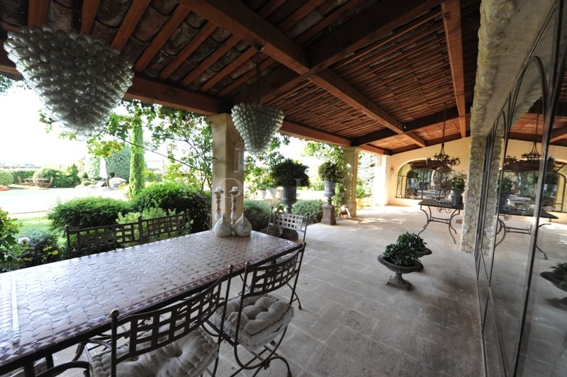 Beautiful family home of 3 buildings close to the Luberon's listed villages