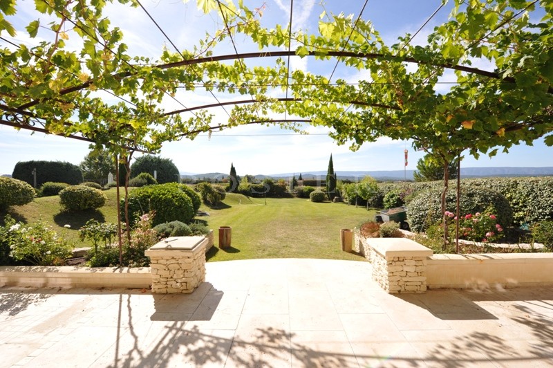 Beautiful family home of 3 buildings close to the Luberon's listed villages