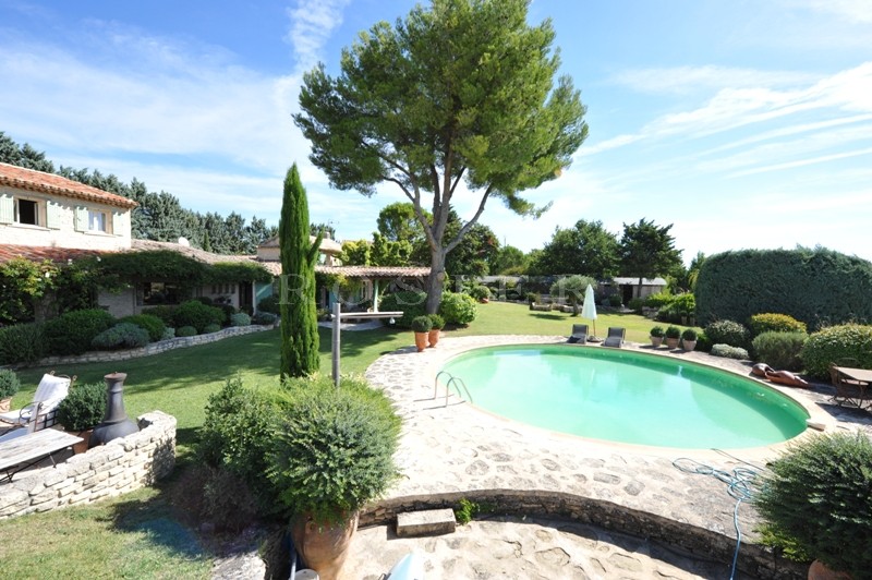 Beautiful family home of 3 buildings close to the Luberon's listed villages