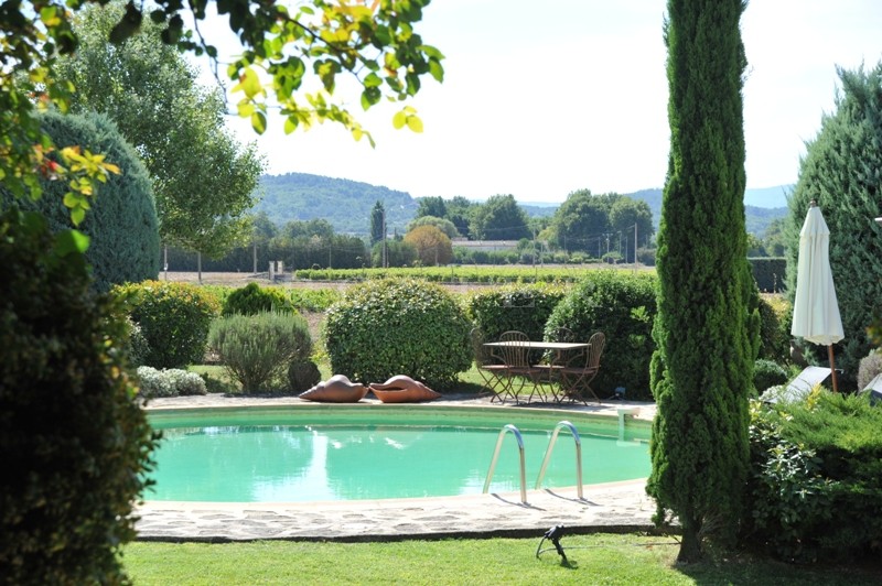 Beautiful family home of 3 buildings close to the Luberon's listed villages