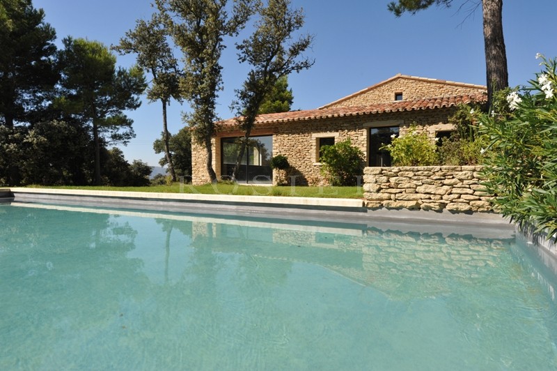Provence, Luberon, near Gordes, for sale, provençale property, a swimming pool in a garden of around 6 500 m²