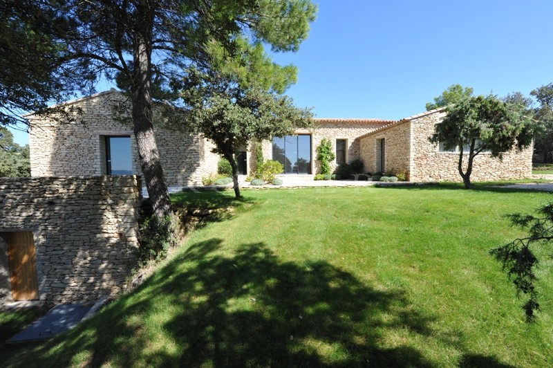 Provence, Luberon, near Gordes, for sale, provençale property, a swimming pool in a garden of around 6 500 m²