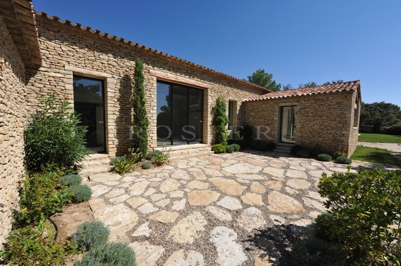 Provence, Luberon, near Gordes, for sale, provençale property, a swimming pool in a garden of around 6 500 m²