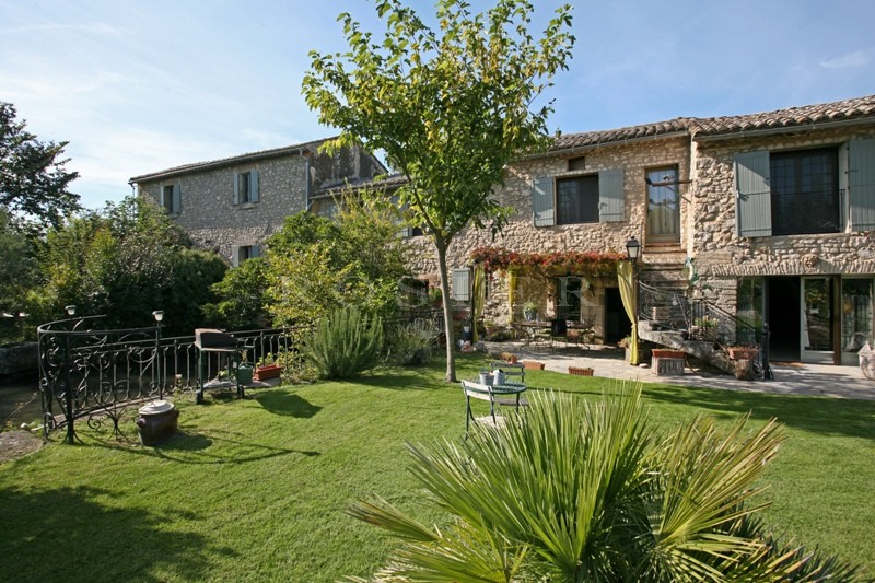 For sale, in Pays des Sorgues, superb stone property with guests houses and 2 swimming pools on lovely grounds