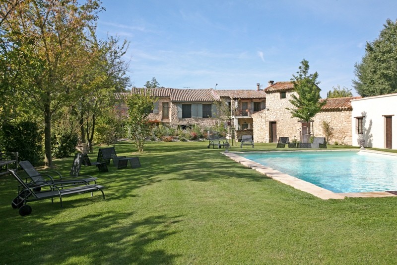 For sale, in Pays des Sorgues, superb stone property with guests houses and 2 swimming pools on lovely grounds