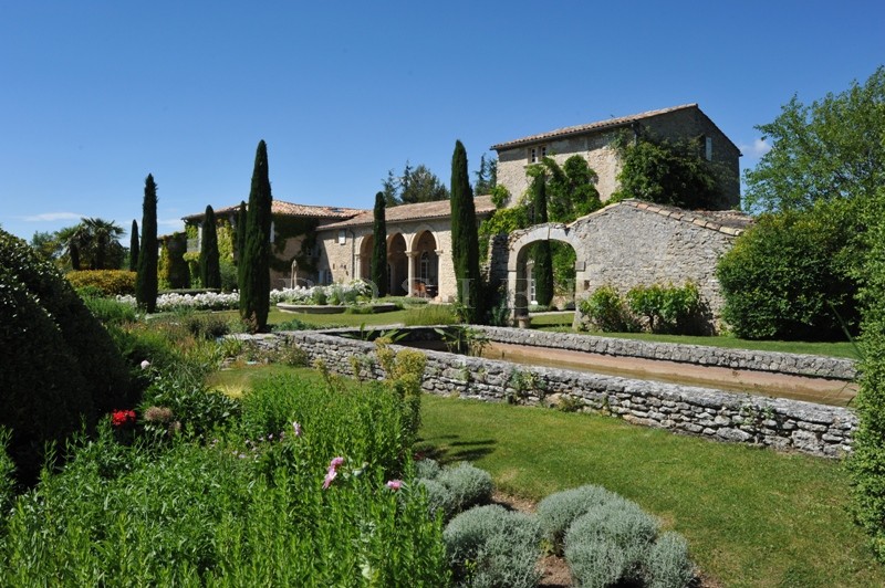 For sale, in Luberon by ROSIER, large property including the main house, a park over 35 hectares (86 acres), guest house, friend house, heated swimming pool, pool house, tennis court