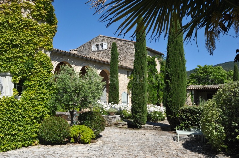 For sale, in Luberon by ROSIER, large property including the main house, a park over 35 hectares (86 acres), guest house, friend house, heated swimming pool, pool house, tennis court