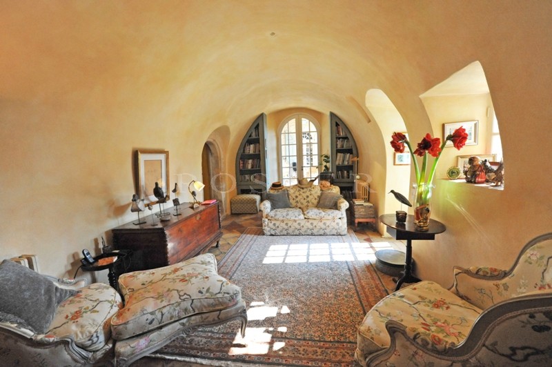 For sale, in Luberon by ROSIER, large property including the main house, a park over 35 hectares (86 acres), guest house, friend house, heated swimming pool, pool house, tennis court