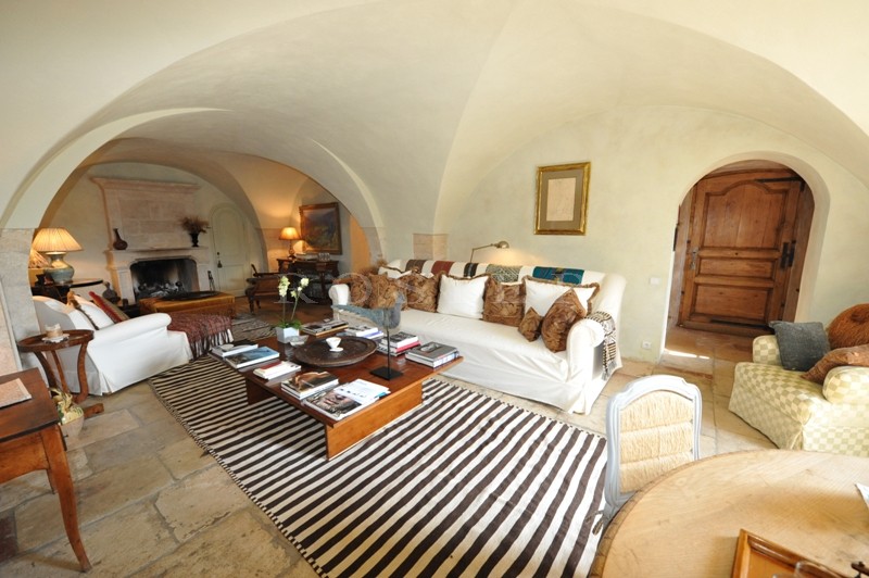 For sale, in Luberon by ROSIER, large property including the main house, a park over 35 hectares (86 acres), guest house, friend house, heated swimming pool, pool house, tennis court