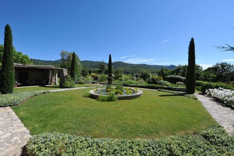 For sale, in Luberon by ROSIER, large property including the main house, a park over 35 hectares (86 acres), guest house, friend house, heated swimming pool, pool house, tennis court