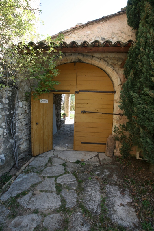 Ancient Mas in the luberon area with extra builbings, numerous possibilities