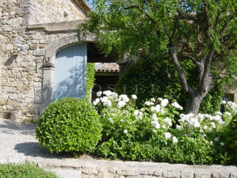 Luberon, for sale, exceptional private hamlet in the Luberon, 3 houses with pool on a park of 1,4 hectare