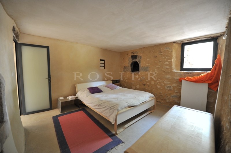 Luberon, barn conversion with approximately 200 m² of living space on 10 hectares (24 acres)
