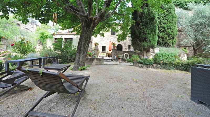 Luberon, lovely house, dating from the 13th and 17th centuries completely renovated, with landscaped garden.