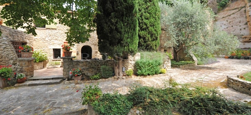 Luberon, lovely house, dating from the 13th and 17th centuries completely renovated, with landscaped garden.