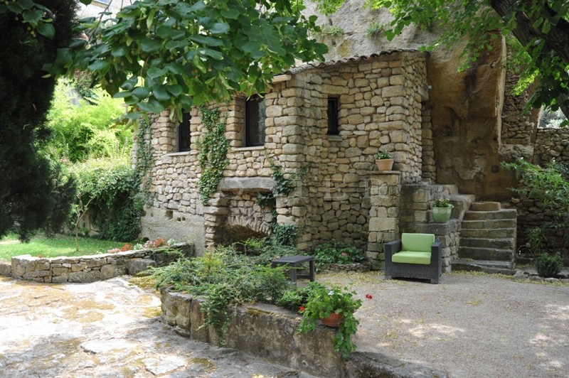 Luberon, lovely house, dating from the 13th and 17th centuries completely renovated, with landscaped garden.