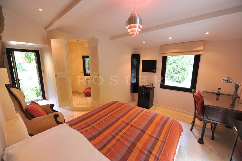 Luberon, lovely house, dating from the 13th and 17th centuries completely renovated, with landscaped garden.